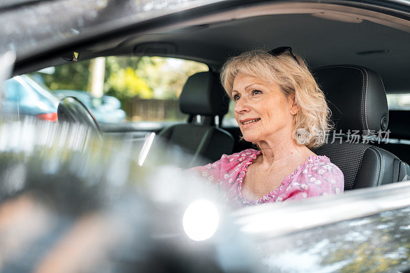 老妇人微笑着开着车