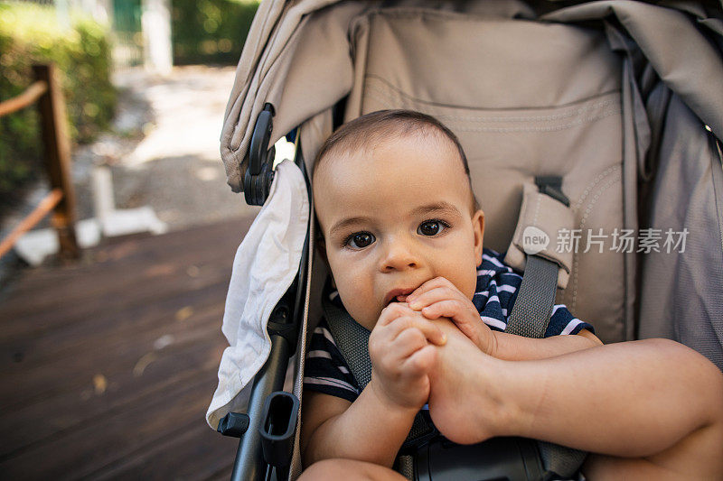 好奇可爱的男婴