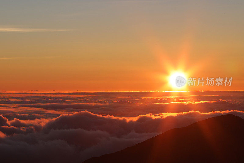 哈雷阿卡拉峰云层之上的日出