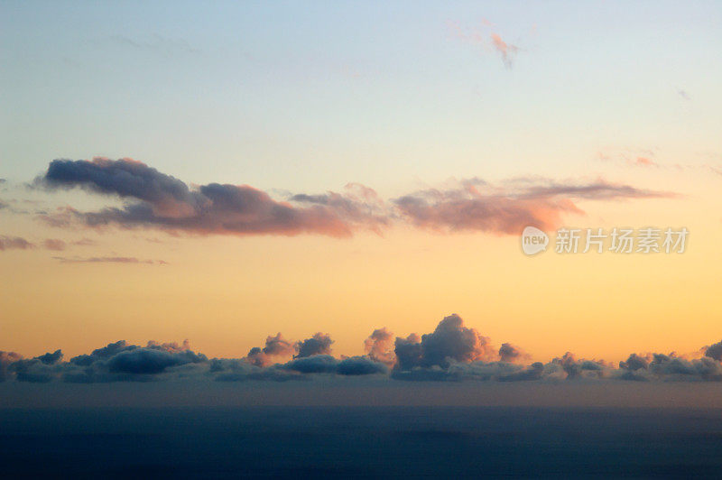 拉帕尔马日落时美丽的云形成的美妙景色