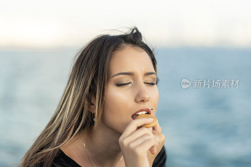 快乐的女孩吃着饼干