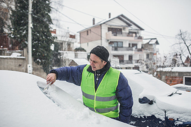 成熟男人清扫雪