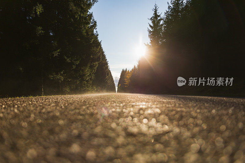 空无一人的道路