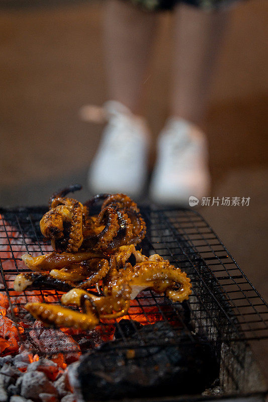 在越南会安的露天街头市场上烹煮和出售的章鱼食物的形象