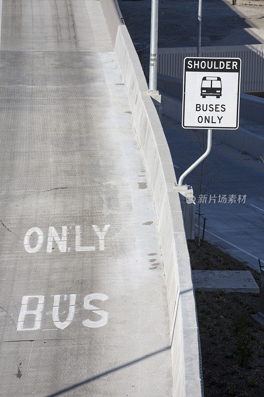 公共汽车只在高速公路上有警示标志