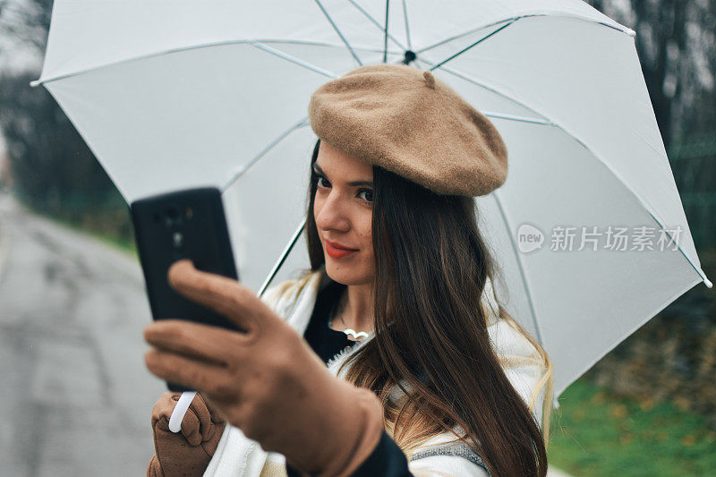 美丽的年轻女子享受着雨天