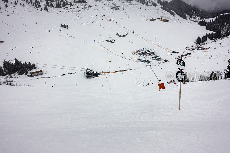 黑色的滑雪场