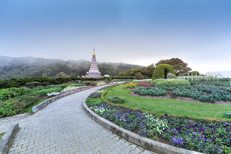 普拉马哈塔特・诺帕梅塔内登和普拉・马哈塔・诺芬普西里，多伊・因塔农，清迈，泰国。