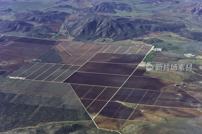 从空中俯瞰墨西哥北下加利福尼亚的农场。