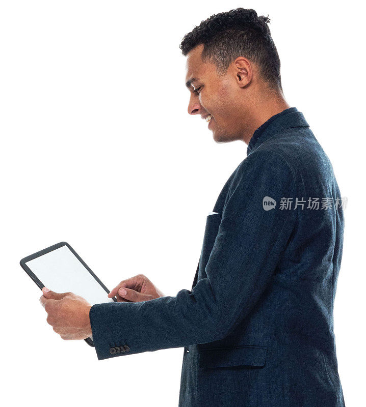 非洲裔男性商务人士站在白色背景前，穿着领扣衬衫，使用数码平板电脑