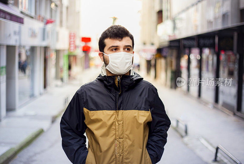 新型冠状病毒感染的个人在街上戴口罩