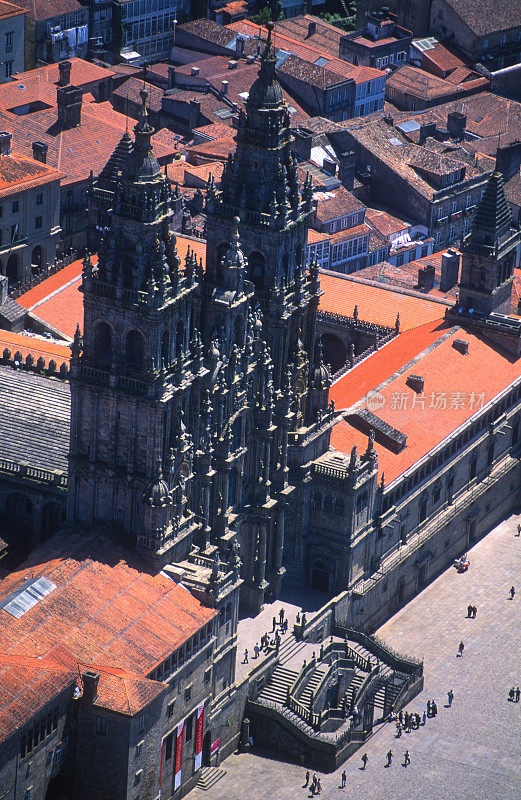 西班牙加利西亚圣地亚哥德孔波斯特拉大教堂的航拍照片