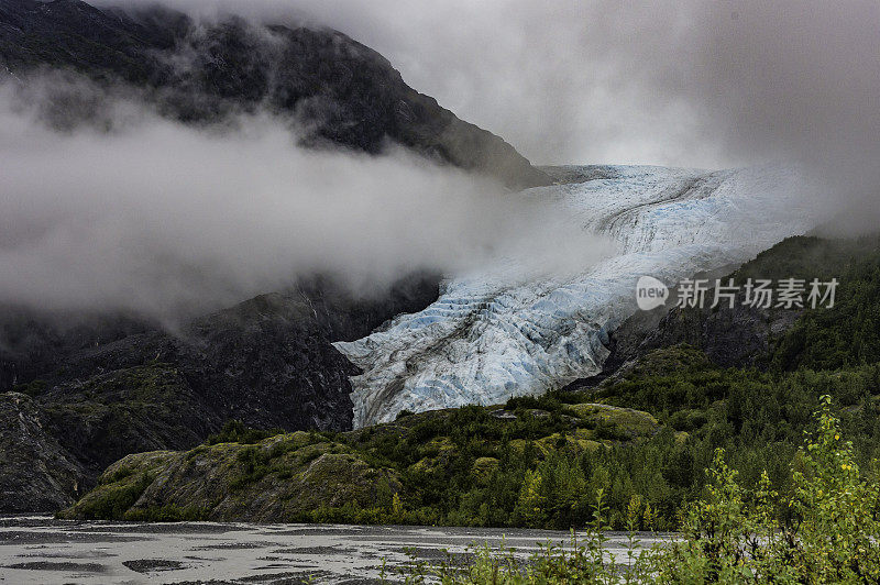 出口冰川是源自阿拉斯加基奈山脉的哈定冰原的冰川，也是基奈峡湾国家公园的主要景点之一。