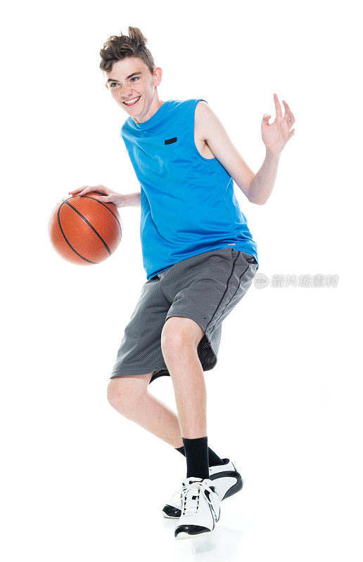 白人男性篮球运动员在白人背景前，手持篮球并使用运动球