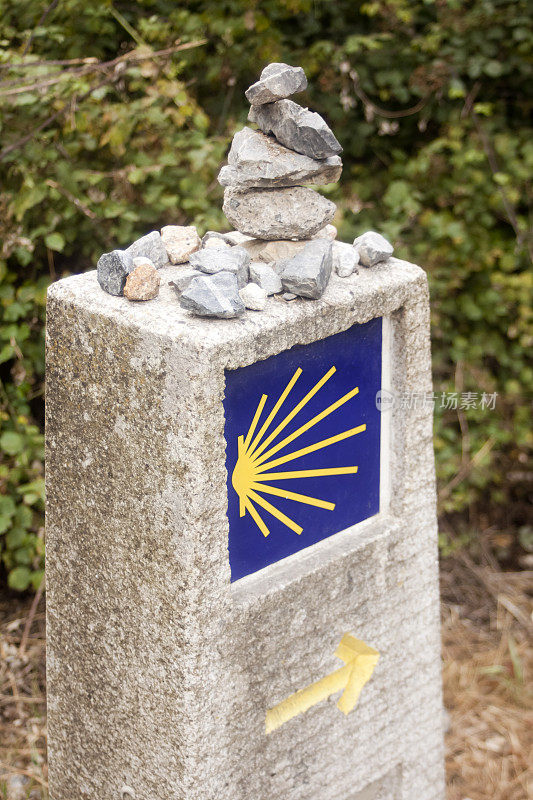 圣地亚哥卡米诺里程碑，朝圣者扇贝壳，黄色箭头标志。