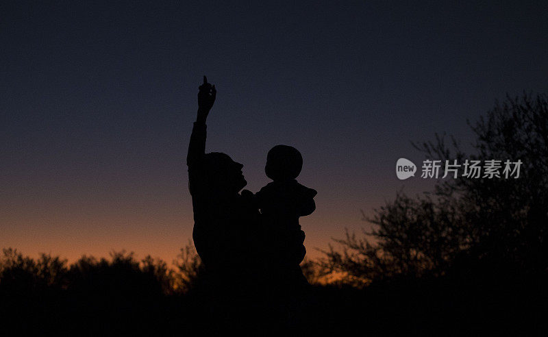 一位父亲让他的小儿子看夜空。
