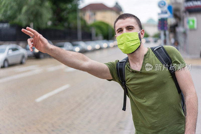 一个男人在街上叫出租车