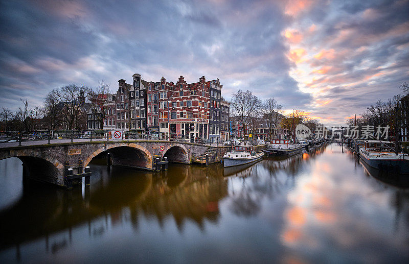 黄昏时分阿姆斯特丹的街角