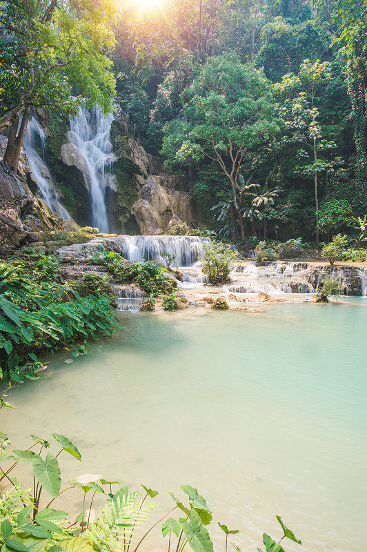 老挝琅勃拉邦，famaus旅游景点旷斯瀑布的自然景观