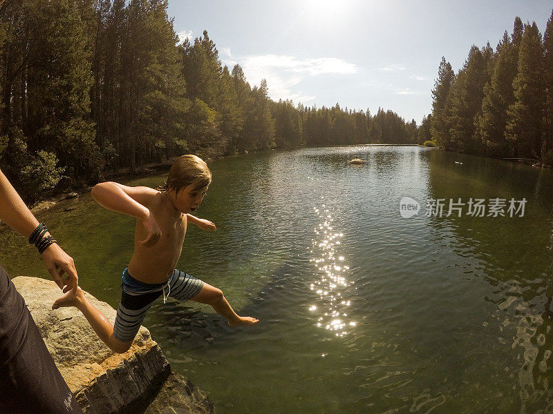 在美丽的山间湖泊上跳入夏日