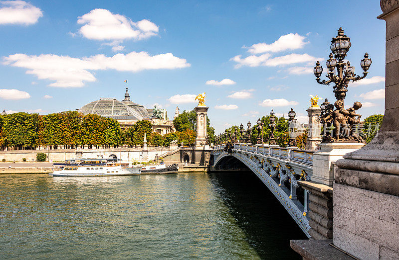 巴黎塞纳河上的亚历山大三世桥