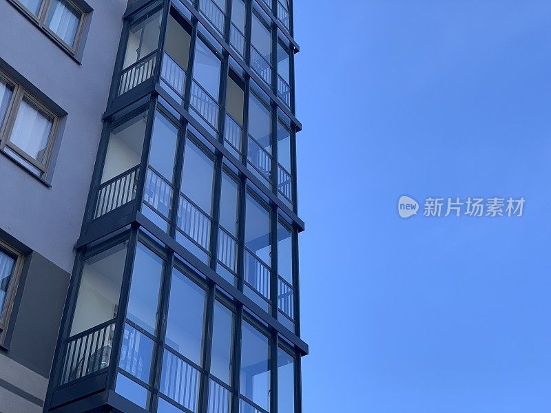 一个现代多层建筑的外观