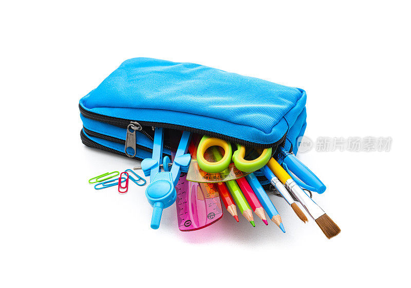 铅笔盒与彩色学校用品隔离在白色背景。