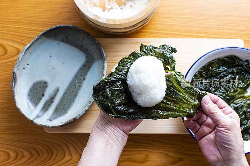 日本当地的美食。一种用高油菜叶包裹饭团的食谱。日语(Mehari寿司)