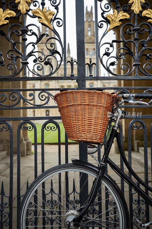 英国牛津万灵大学学院大楼外的老式自行车