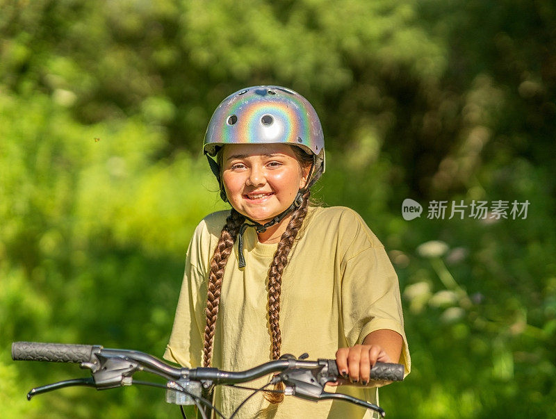 12岁的女孩在乡下骑自行车