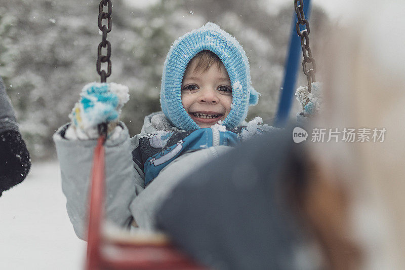 在雪地上荡秋千可不容易