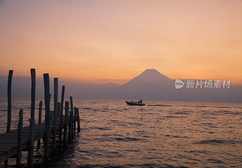 危地马拉阿提特兰湖日落