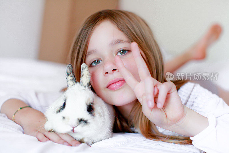 小女孩亲吻她的兔子