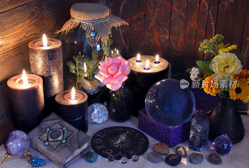 神秘的静物，装饰的日记本，黑色蜡烛和十二宫图在女巫桌上。