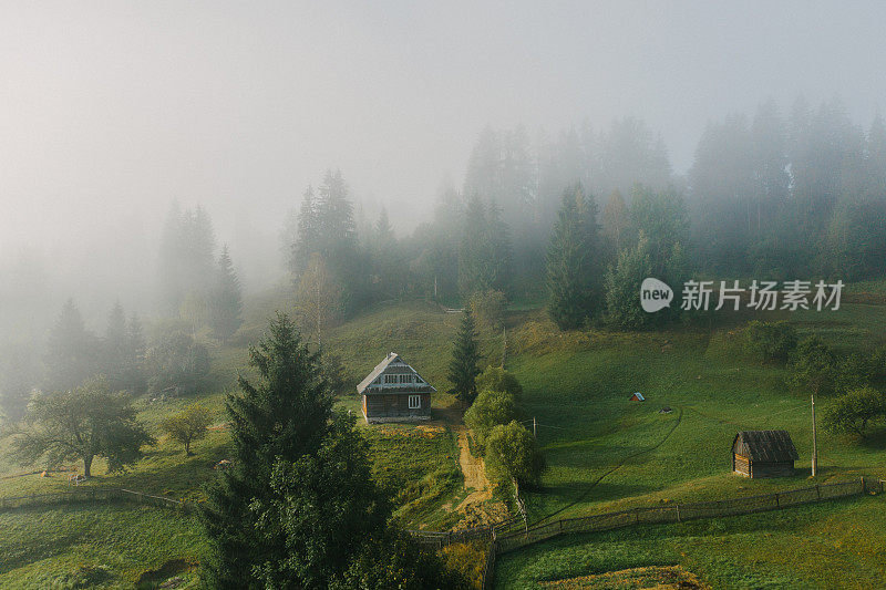 山中村庄风景鸟瞰图