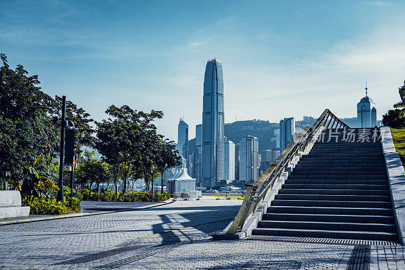 香港九龙至香港岛的维多利亚港天际线