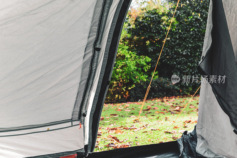 秋季潮湿的户外为在家度假露营而搭起的帐篷