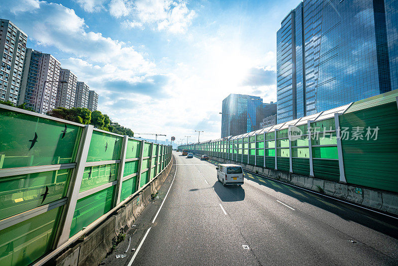 香港城市前面的柏油路