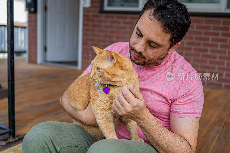 家里有只姜黄色猫的男人