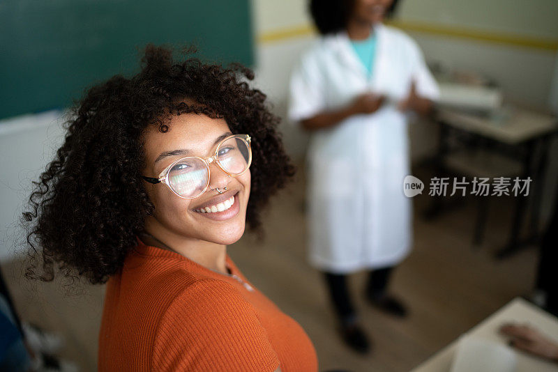 一个女学生在教室里的肖像