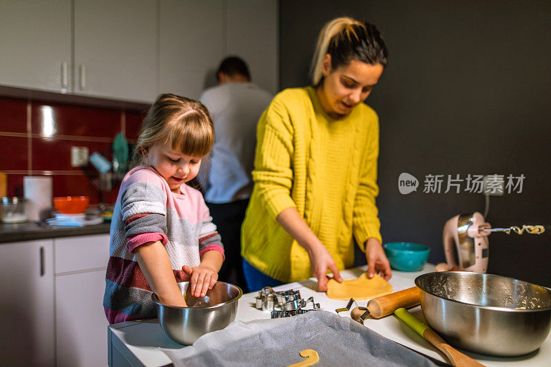 幸福就是帮妈妈做小甜饼