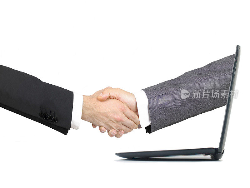 商人从笔记本电脑屏幕上握手。合作伙伴和数字化商业理念