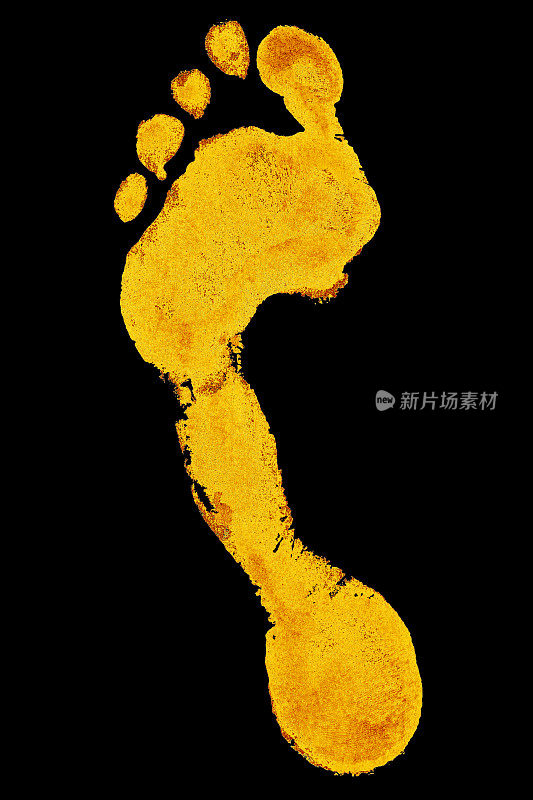 金色的人赤脚脚印在黑色背景上孤立特写，金光闪闪的金色金属人脚印插图，黄色的脚步剪影，光脚形状的印章、印记、标志、符号