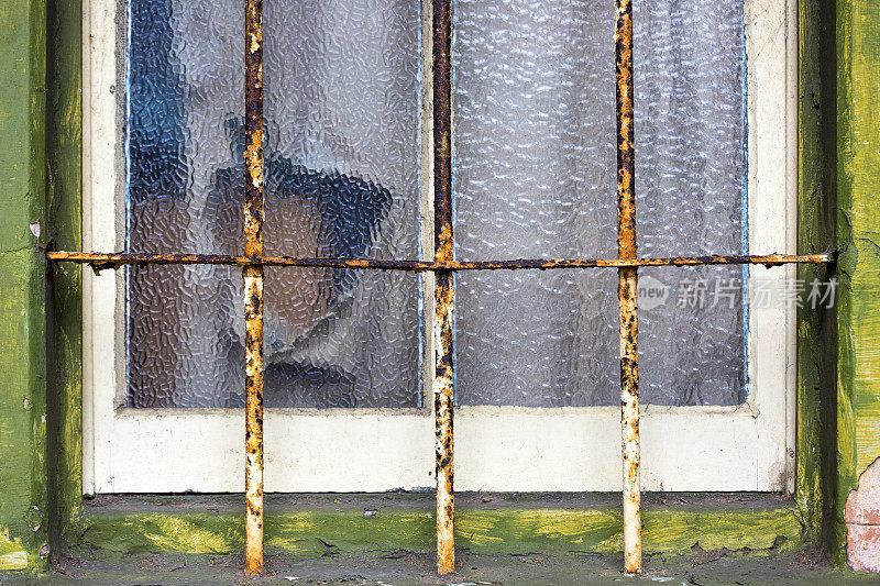 旧窗户的细节与生锈的铁栏杆，背景与复制空间