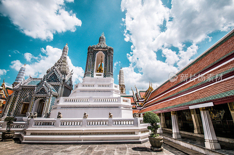 泰国翡翠佛寺的翡翠色彩建筑