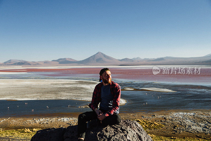 玻利维亚，一名白人男子正坐在高处观看科罗拉多州的拉古纳湖