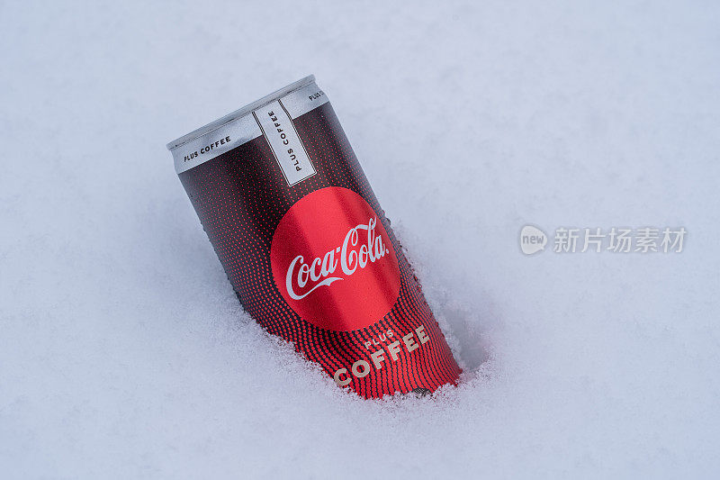 一罐可口可乐加咖啡放在雪白背景的床上