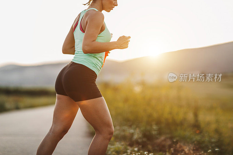 在户外慢跑的年轻女运动员