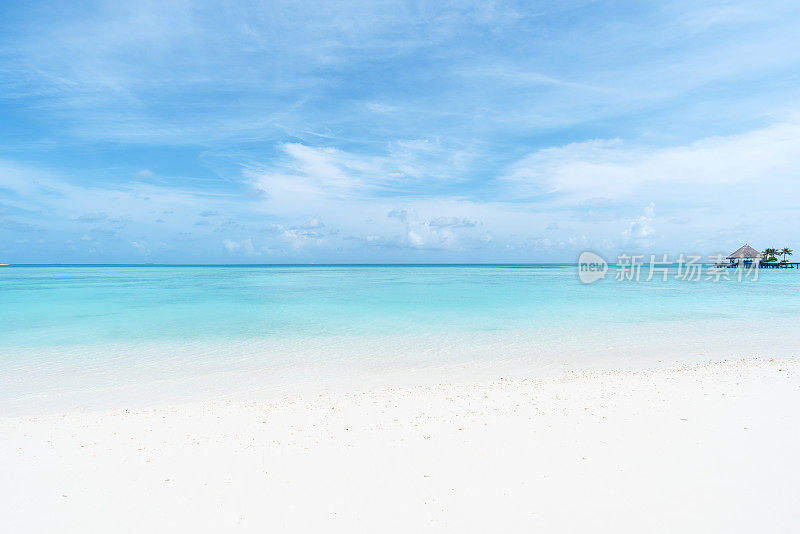 马尔代夫是完美的天堂般的海滩，有晴朗的天空和蓝绿色的大海