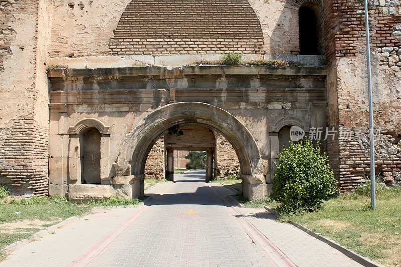 从伊兹尼克城门到伊斯坦布尔城门，城墙遗址